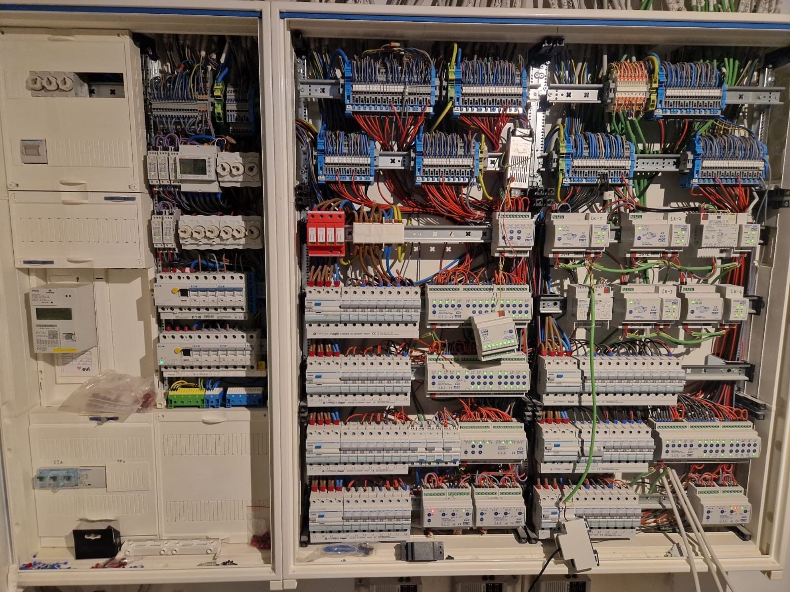 Elektroverteiler mit KNX-Aktoren in einem Einfamilienhaus